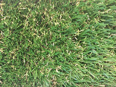 Goedkoop kunstgras rondom het zwembad