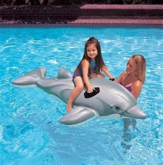 Realistische dolfijn met kind in het water