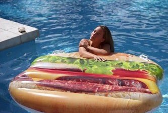 Opblaasbaar eiland hamburger, smikkelend de zomer door!