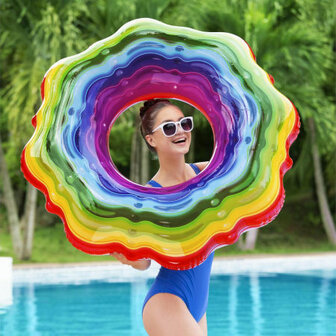 kind blij met regenboog zwemband 