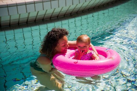 Roze babyfloat met baby en mama 