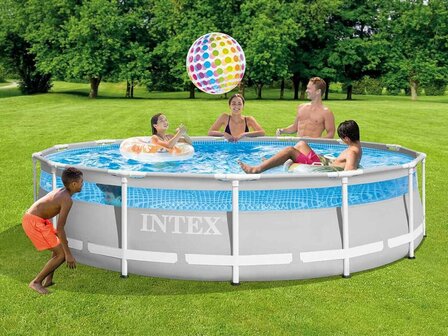 Spelen In Intex Prism Frame Clearview premium pool