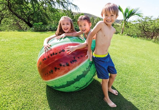 Bevestigen aan Verwacht het scherp Gigantische strandbal watermeloen. Opblaasbare meloen