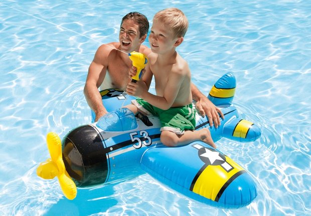 Zonder hoofd natuurkundige banjo Vliegtuig met waterpistool. Intex watergun plane.