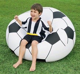 Besparing mengsel voetstappen Voetbal buiten kijken? Opblaasbare voetbal stoel.
