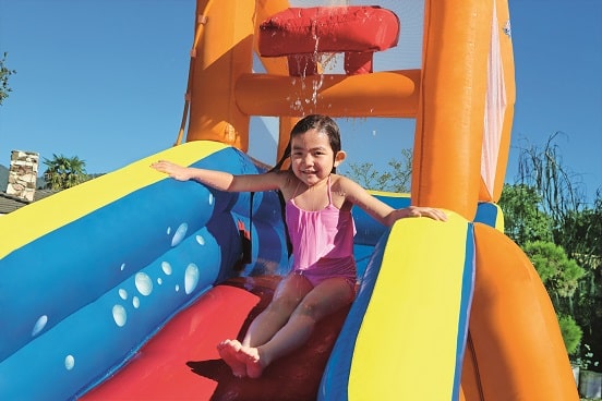 wekelijks helaas Afsnijden Waterglijbaan voor kinderen. Springkussen met water !