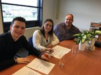 Zwemkampioenen Ronaldo en Kristy Nagtzaam tekenen samenwerkingsovereenkomst