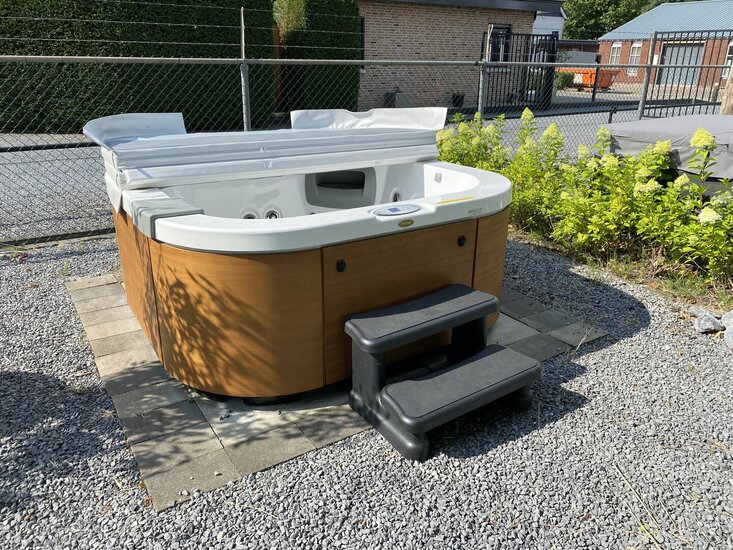 Italiaans design Jacuzzi® Delfi Pro Showtuin model